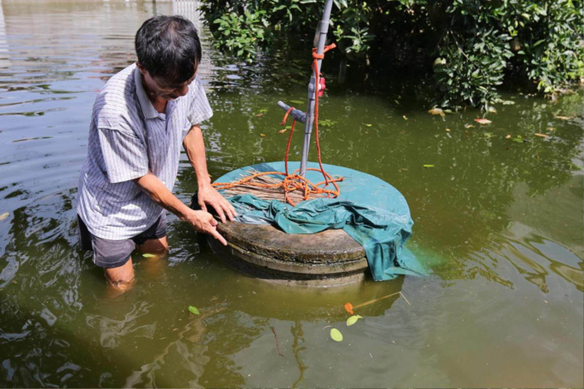 Người dân vùng ngập lụt ở Hà Nội chắt chiu nước sạch Ảnh 3