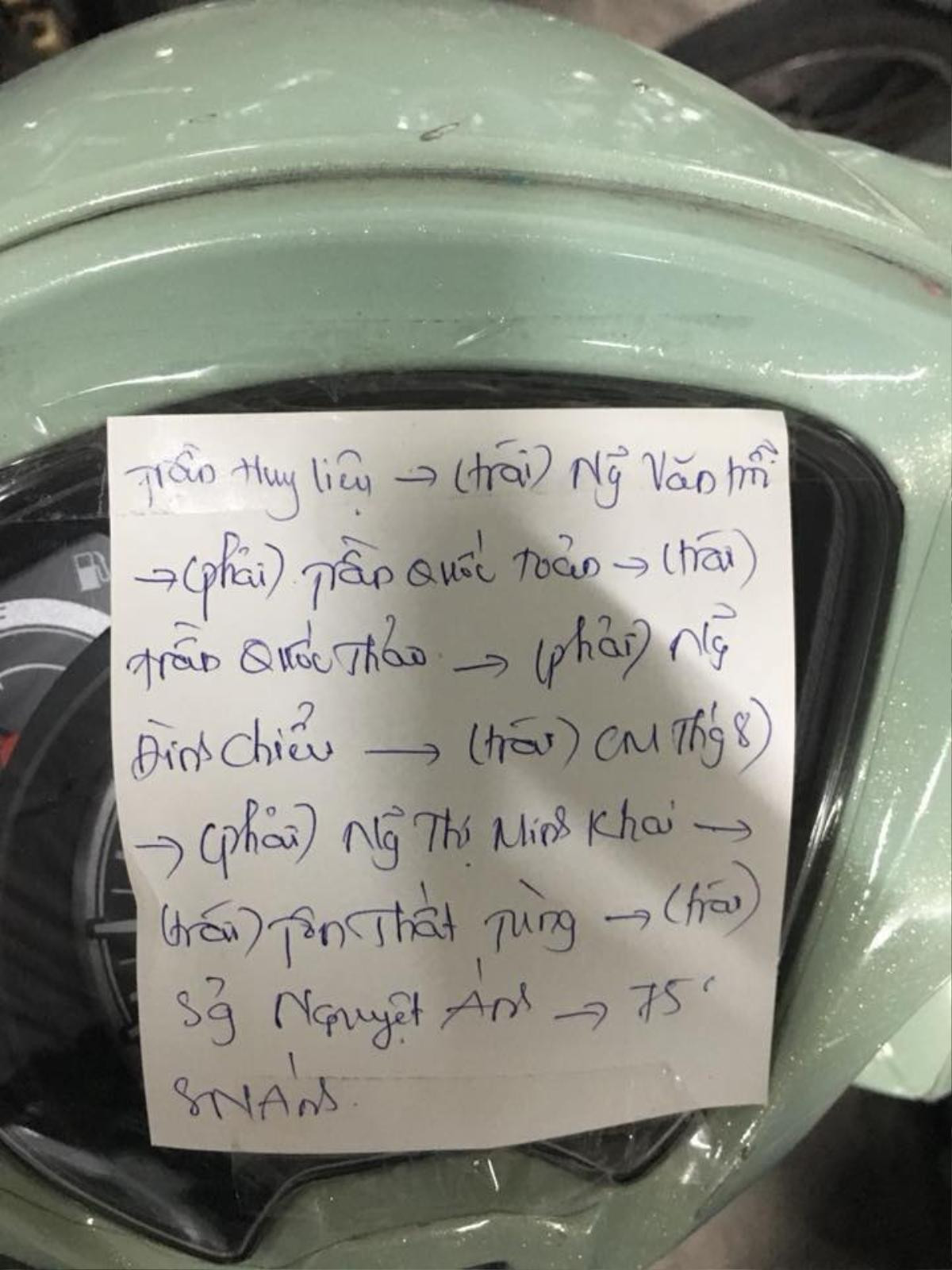 Viết quãng đường phải đi ra giấy rồi gắn lên xe, cô gái khiến dân mù đường như 'chết đuối vớ được cọc' Ảnh 1