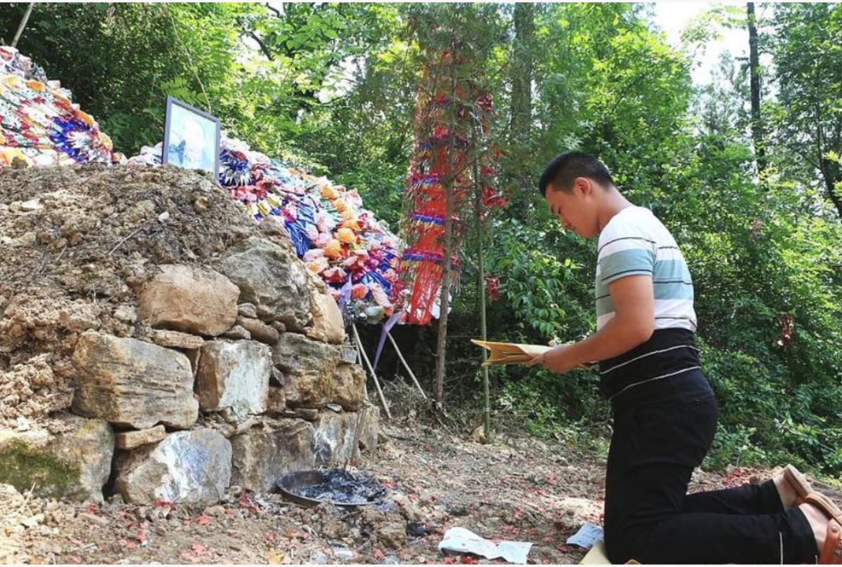 Đỗ đại học, chàng trai chạy ngay ra mộ để báo tin cho người bố đã khuất và câu chuyện phía sau khiến ai cũng cảm động Ảnh 1