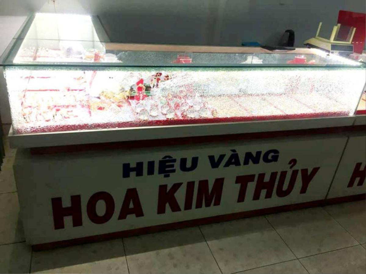 Nam thanh niên bịt mặt xông vào tiệm vàng đập bể tủ kính cướp tài sản Ảnh 1