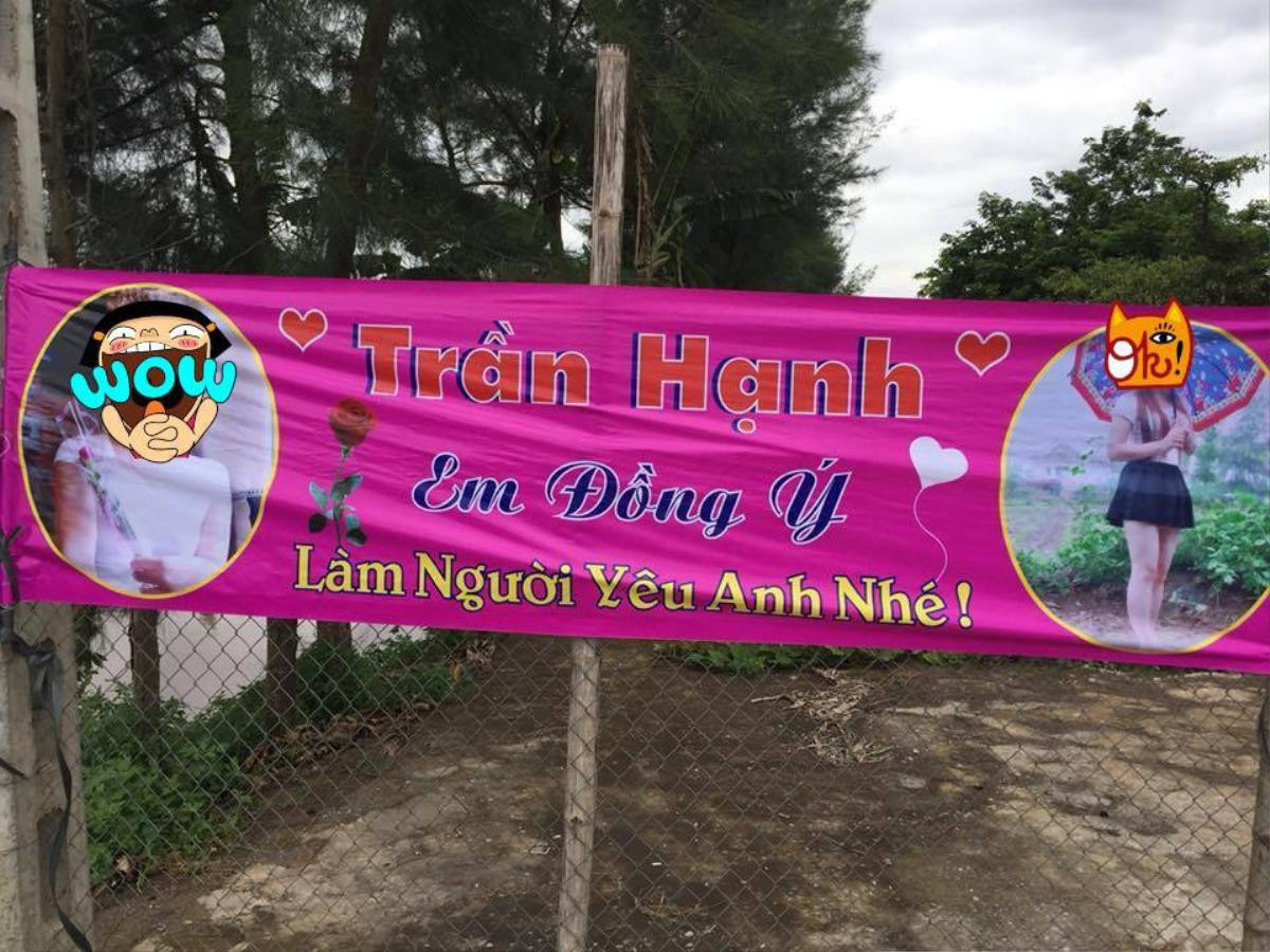 Cư dân mạng thích thú với chàng trai mang băng rôn in hình bạn gái, biểu ngữ đến cổng nhà bạn gái để tỏ tình Ảnh 1