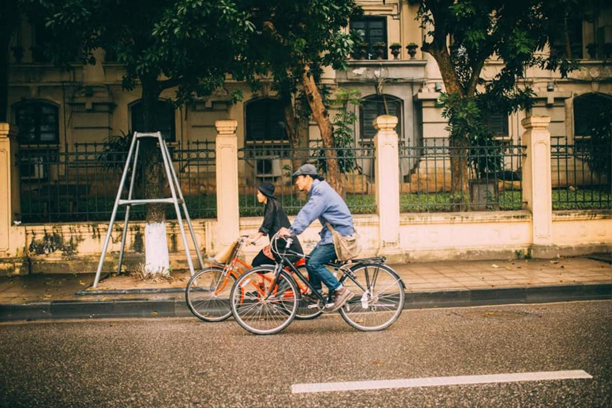 Bạn nhận ra không? Hà Nội đã bắt đầu chớm thu, lá bắt đầu nhuộm vàng khu phố rồi đấy Ảnh 11