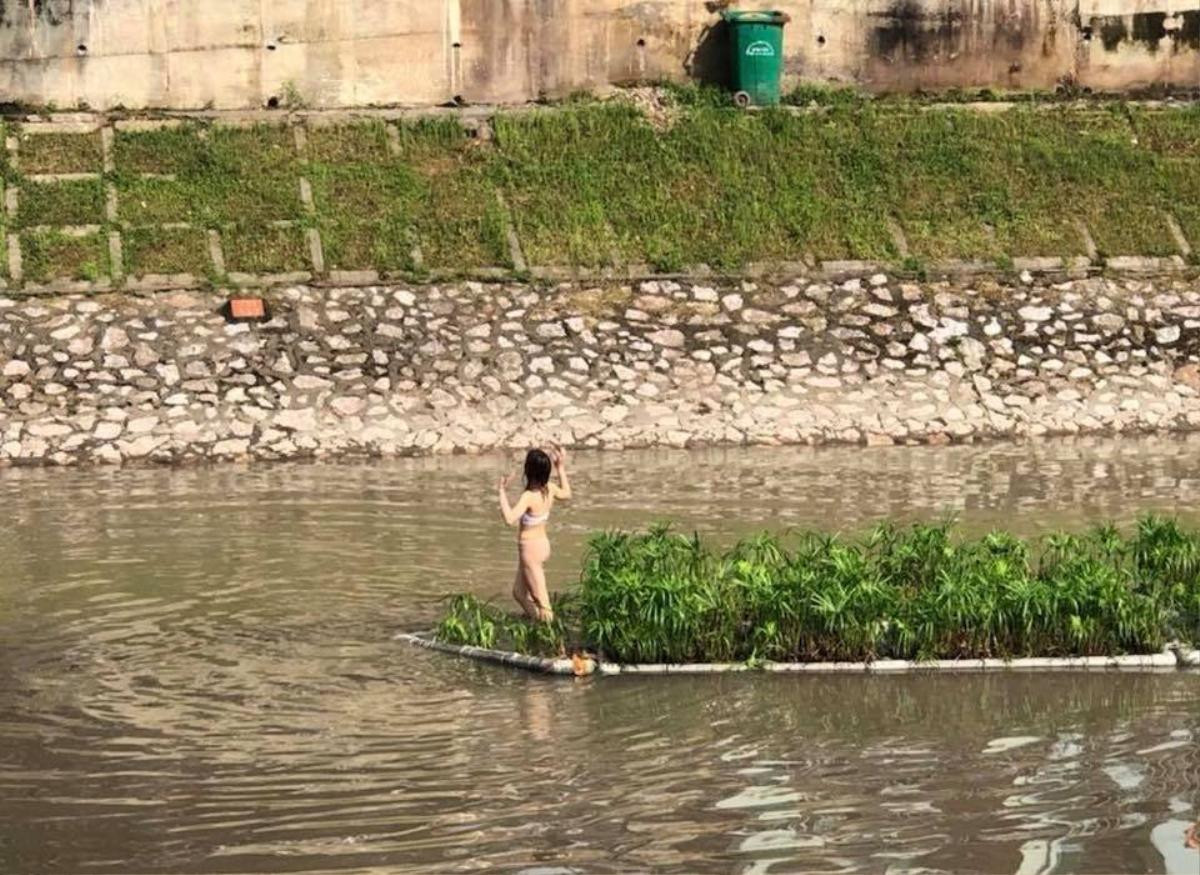 Cô gái mặc nội y hồn nhiên bơi sông Tô Lịch, leo lên bè gỗ trồng hoa tạo dáng chụp ảnh khiến nhiều người kinh ngạc Ảnh 2