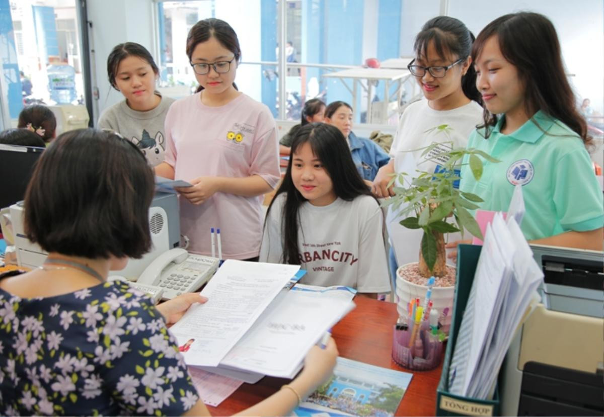 Hàng loạt trường ĐH đồng loạt giảm điểm chuẩn nhưng chỉ riêng ngôi trường này lại bất ngờ tăng gần 11 điểm Ảnh 2