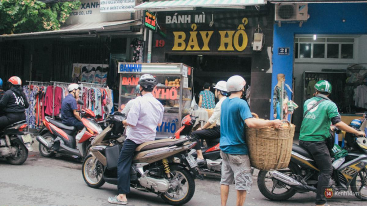 Xe bánh mì nổi danh khắp Sài Gòn gần 1 thế kỷ với món pate nướng 'thần thánh' Ảnh 7