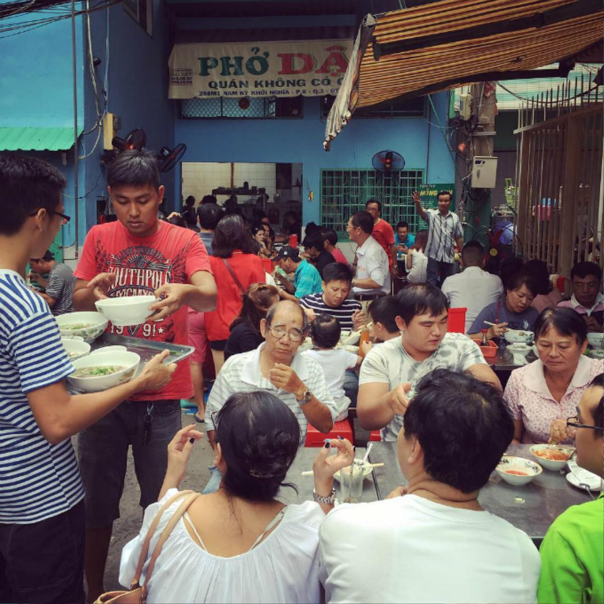 Loạt quán ăn vỉa hè nhưng giá 'đại gia', lúc nào cũng tấp nập khách đến ăn ở Sài Gòn Ảnh 24