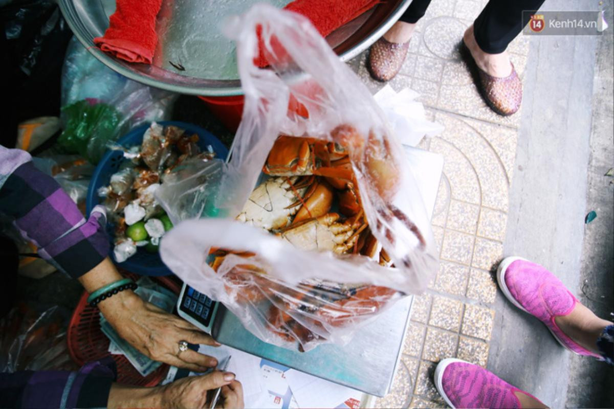 Cận cảnh người Sài Gòn chờ hàng giờ đồng hồ, tranh mua 'mâm cua dì Ba' chỉ bán 10 phút là hết sạch Ảnh 11