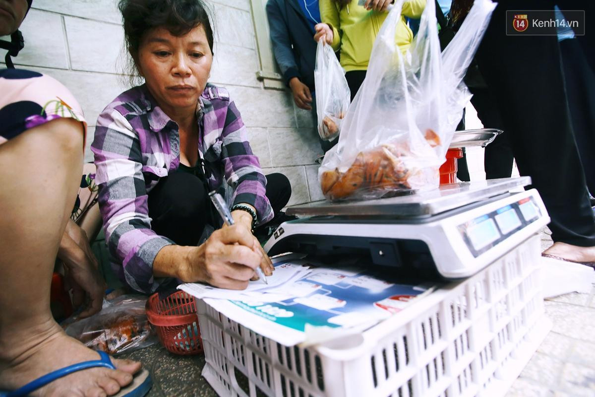 Cận cảnh người Sài Gòn chờ hàng giờ đồng hồ, tranh mua 'mâm cua dì Ba' chỉ bán 10 phút là hết sạch Ảnh 13