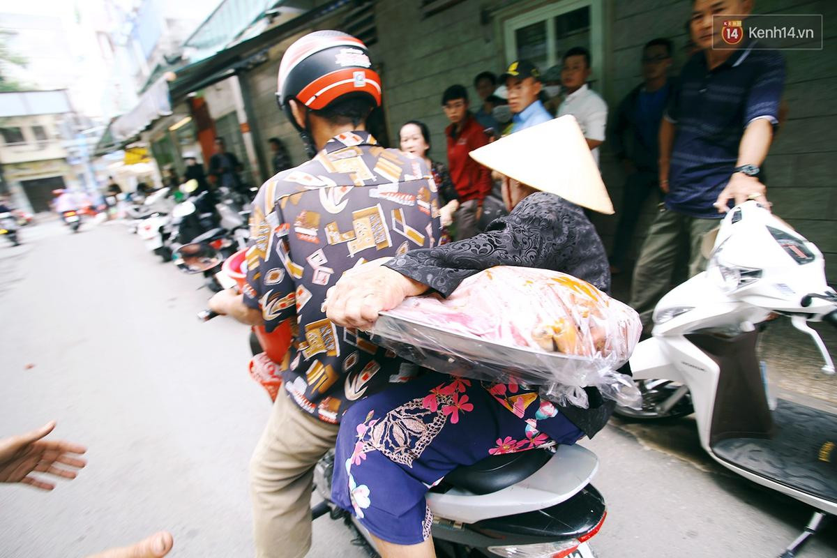 Cận cảnh người Sài Gòn chờ hàng giờ đồng hồ, tranh mua 'mâm cua dì Ba' chỉ bán 10 phút là hết sạch Ảnh 5