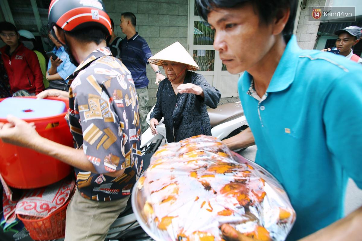 Cận cảnh người Sài Gòn chờ hàng giờ đồng hồ, tranh mua 'mâm cua dì Ba' chỉ bán 10 phút là hết sạch Ảnh 6