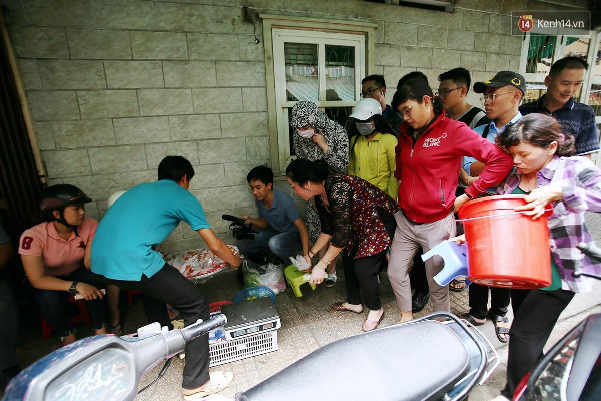 Cận cảnh người Sài Gòn chờ hàng giờ đồng hồ, tranh mua 'mâm cua dì Ba' chỉ bán 10 phút là hết sạch Ảnh 7