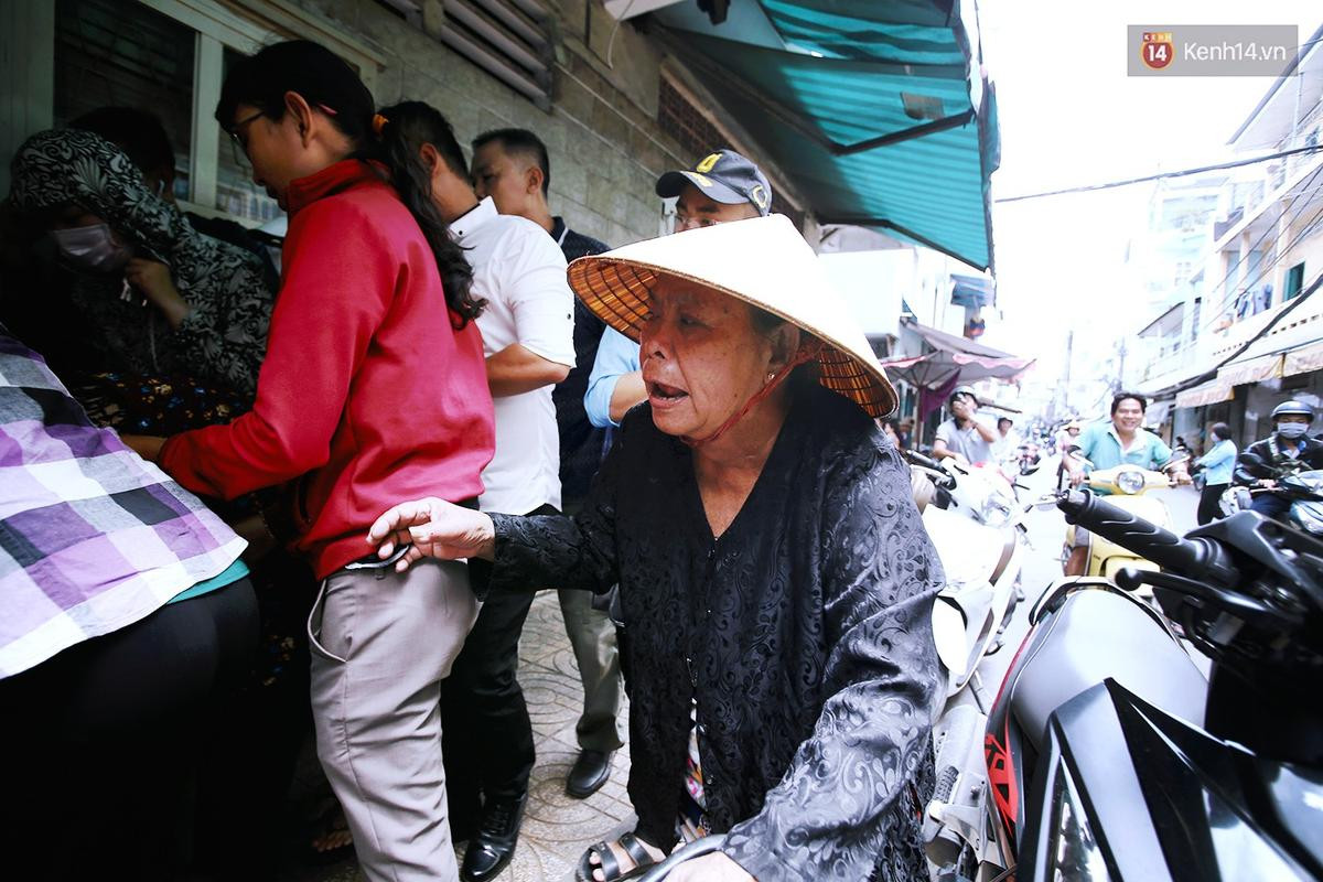 Cận cảnh người Sài Gòn chờ hàng giờ đồng hồ, tranh mua 'mâm cua dì Ba' chỉ bán 10 phút là hết sạch Ảnh 8