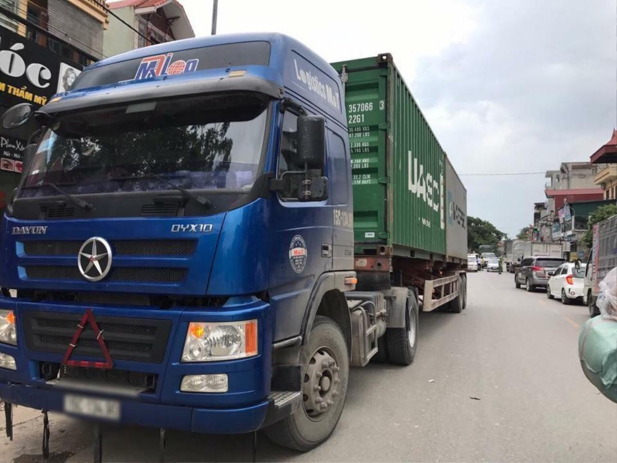 Bị container cuốn vào gầm, người đàn ông mặc áo Grab tử vong thương tâm Ảnh 2