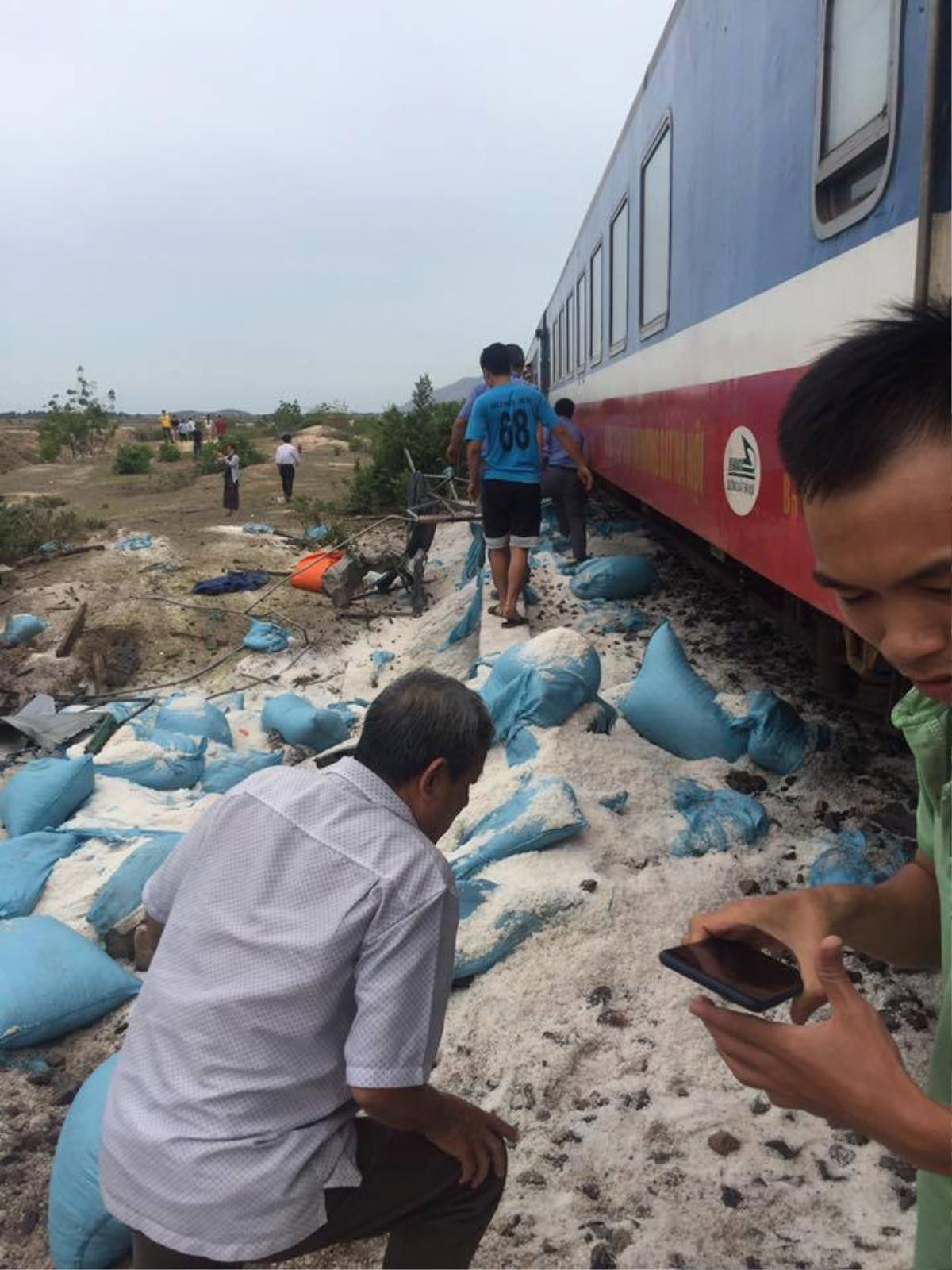 Va chạm kinh hoàng giữa tàu hỏa và xe tải, đường sắt tê liệt hàng giờ Ảnh 4