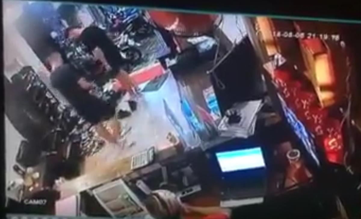 Chàng trai Pháp mất đôi giày 500 USD khi ăn trưa tại một hostel ở Sài Gòn, đăng clip từ camera an ninh nhờ cộng đồng tìm kẻ trộm Ảnh 1