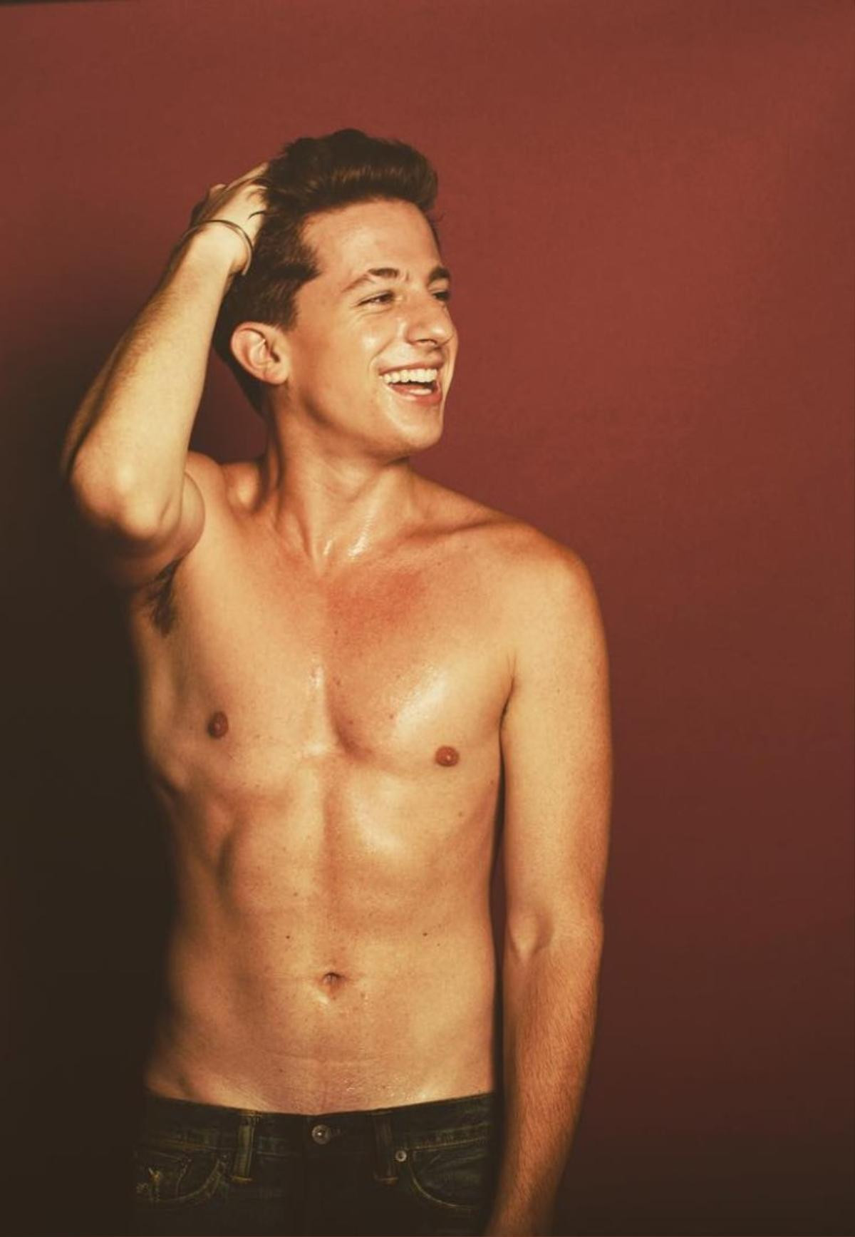 Báo động: Charlie Puth khoe thân hình xồ xề, bụng ngấn mỡ trong đêm concert mới nhất Ảnh 1