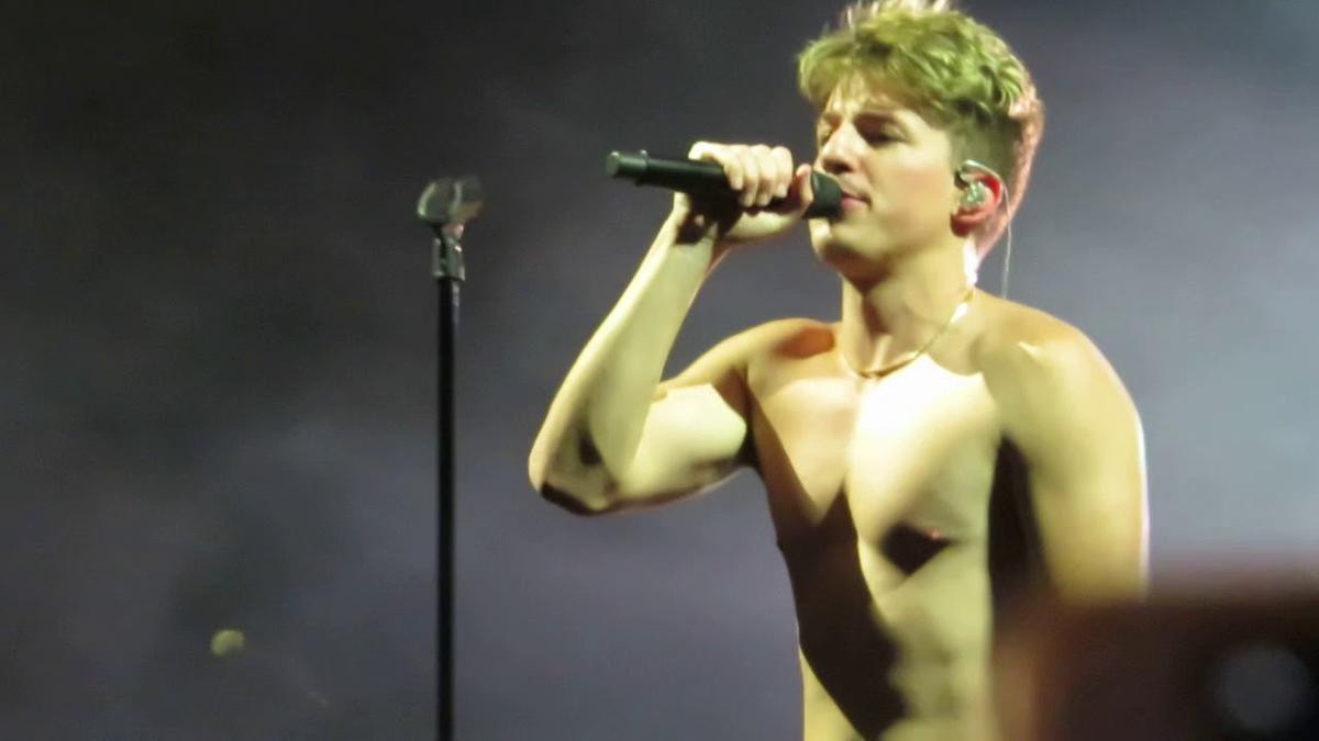 Báo động: Charlie Puth khoe thân hình xồ xề, bụng ngấn mỡ trong đêm concert mới nhất Ảnh 3