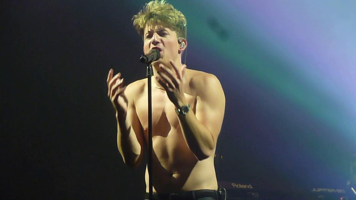 Báo động: Charlie Puth khoe thân hình xồ xề, bụng ngấn mỡ trong đêm concert mới nhất Ảnh 4