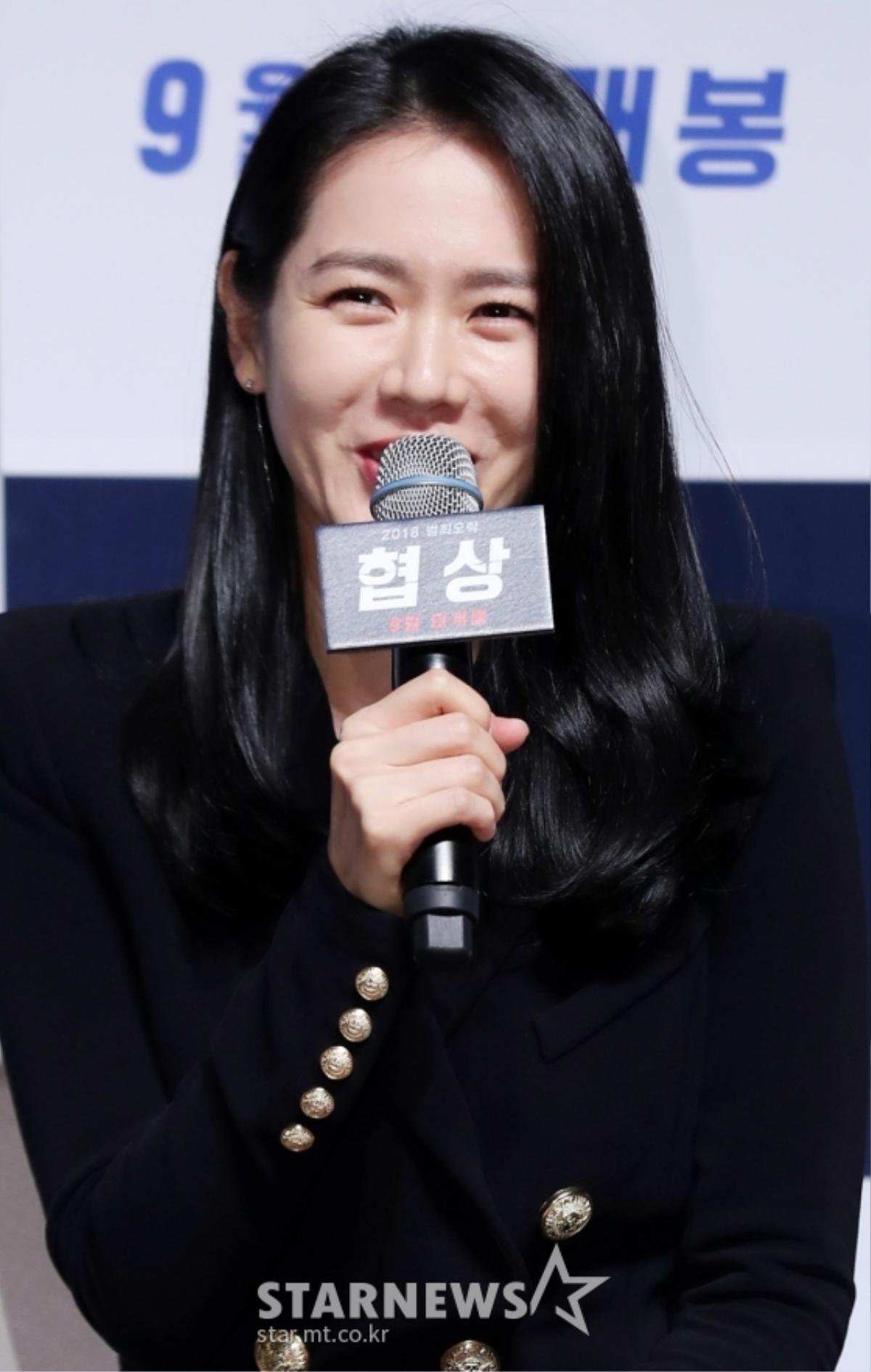 'Chị đẹp' Son Ye Jin bỗng nam tính, đọ vẻ đẹp trai với 'tài tử' Hyun Bin tại họp báo 'Negotiation' Ảnh 6