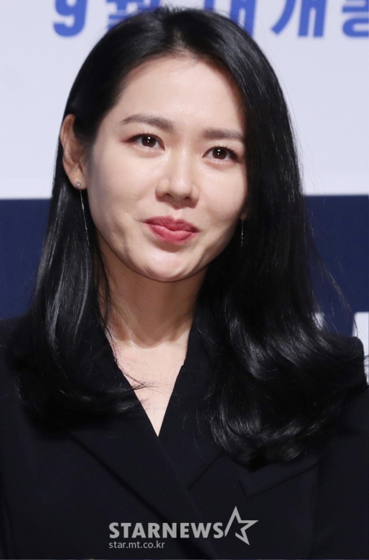 'Chị đẹp' Son Ye Jin bỗng nam tính, đọ vẻ đẹp trai với 'tài tử' Hyun Bin tại họp báo 'Negotiation' Ảnh 5