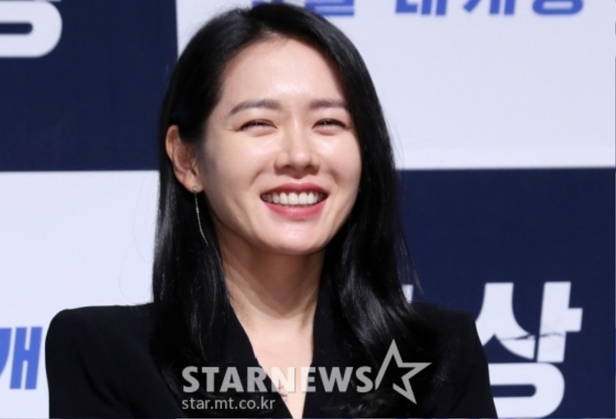 'Chị đẹp' Son Ye Jin bỗng nam tính, đọ vẻ đẹp trai với 'tài tử' Hyun Bin tại họp báo 'Negotiation' Ảnh 4