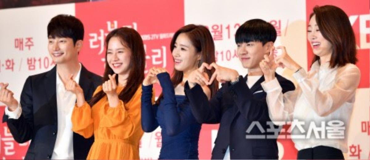 Họp báo 'Lovely Horribly': Eunjung khoe đường cong gợi cảm, Song Ji Hyo tình tứ ôm ấp Choi Yeo Jin Ảnh 29