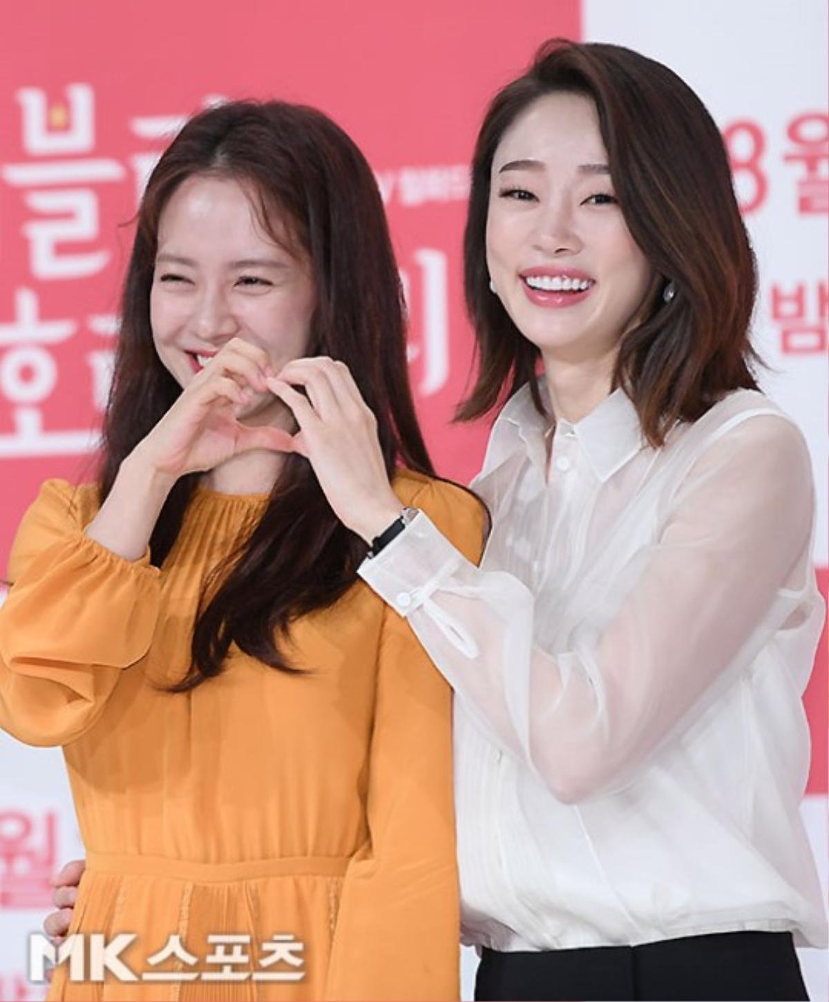 Họp báo 'Lovely Horribly': Eunjung khoe đường cong gợi cảm, Song Ji Hyo tình tứ ôm ấp Choi Yeo Jin Ảnh 24