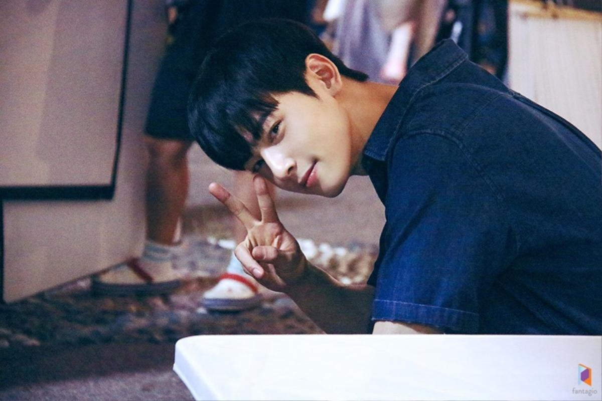 Cha Eun Woo (ASTRO) đẹp bất chấp tại hậu trường - Rapper Tiger JK là cameo trong ‘My ID is Gangnam Beauty’ Ảnh 3