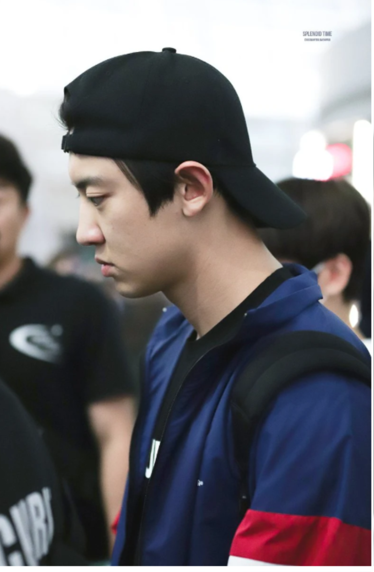 Phản ứng vô cùng bất ngờ của Chanyeol (EXO) khi bị fan cuồng xô đẩy ngay ở sân bay Ảnh 3