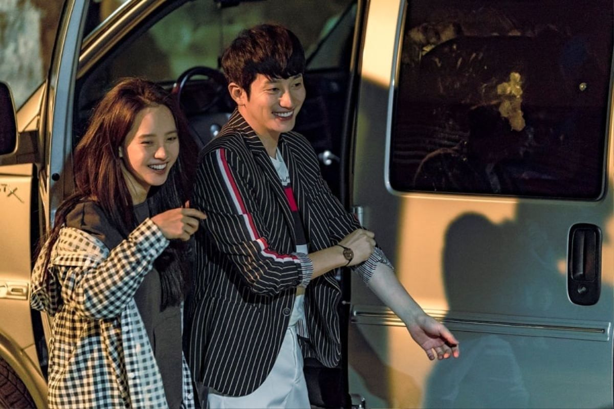 Hậu trường 'Lovely Horribly': Dù phim kinh dị nhưng 'mợ ngố' Song Ji Hyo, Park Shi Hoo không thể nhịn cười Ảnh 2