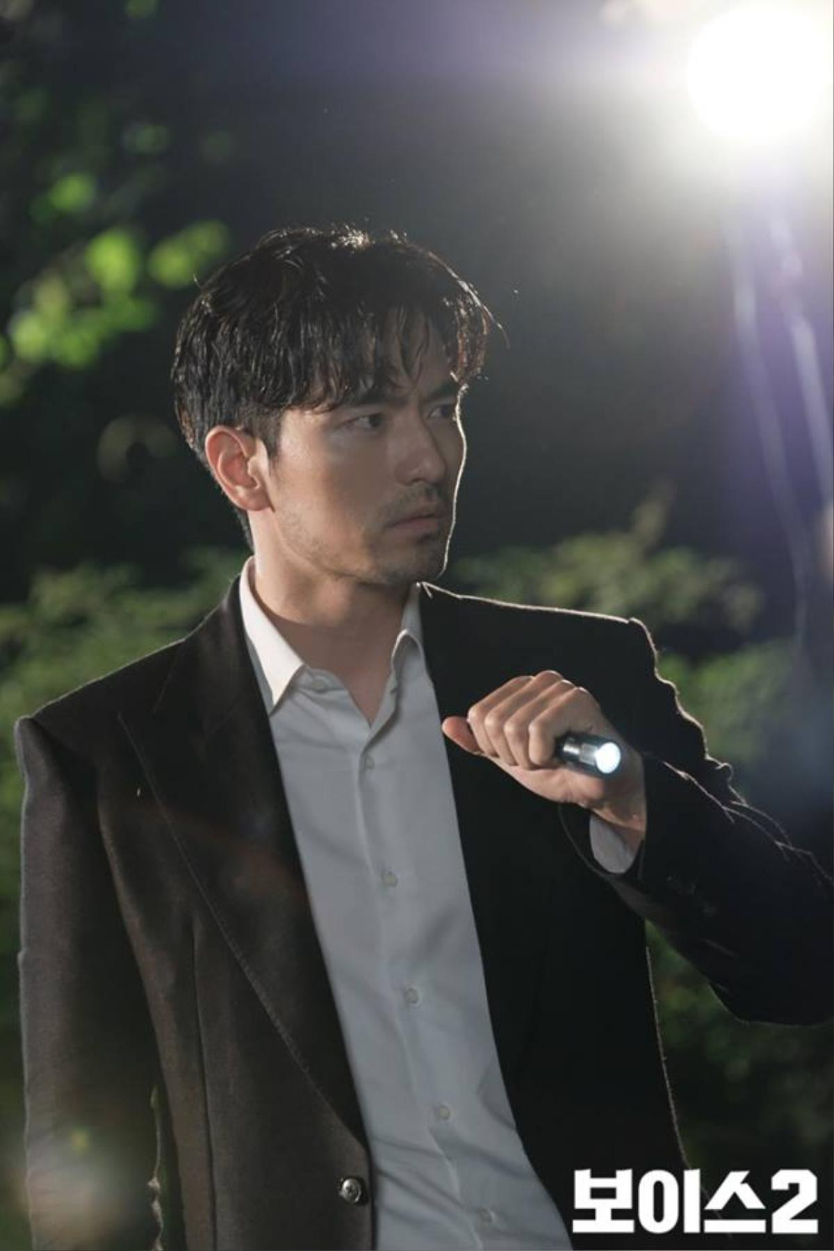 Ngộp thở 'cao thủ tình trường' Lee Jin Wook trong 'Voice 2' - Đã hiểu tại sao 'chị đại' Gong Hyo Jin, Choi Ji Woo bị đổ gục Ảnh 17