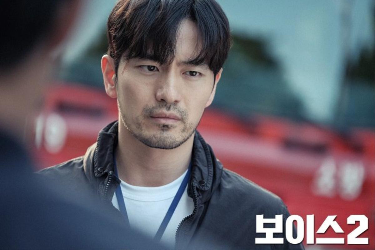 Ngộp thở 'cao thủ tình trường' Lee Jin Wook trong 'Voice 2' - Đã hiểu tại sao 'chị đại' Gong Hyo Jin, Choi Ji Woo bị đổ gục Ảnh 1