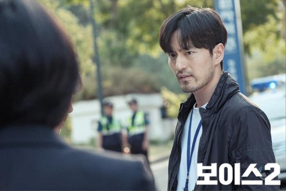 Ngộp thở 'cao thủ tình trường' Lee Jin Wook trong 'Voice 2' - Đã hiểu tại sao 'chị đại' Gong Hyo Jin, Choi Ji Woo bị đổ gục Ảnh 2