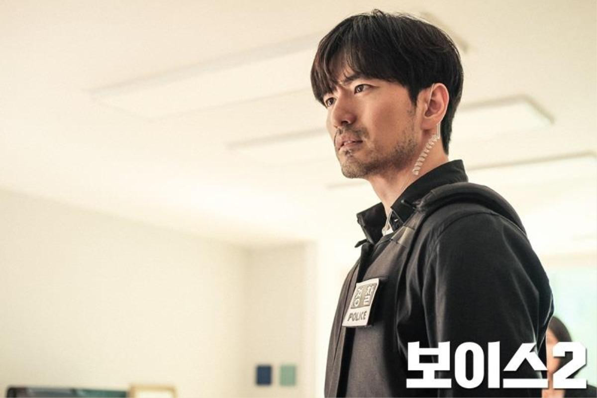 Ngộp thở 'cao thủ tình trường' Lee Jin Wook trong 'Voice 2' - Đã hiểu tại sao 'chị đại' Gong Hyo Jin, Choi Ji Woo bị đổ gục Ảnh 4