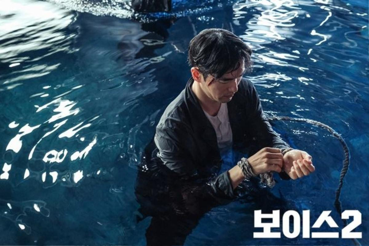 Ngộp thở 'cao thủ tình trường' Lee Jin Wook trong 'Voice 2' - Đã hiểu tại sao 'chị đại' Gong Hyo Jin, Choi Ji Woo bị đổ gục Ảnh 30