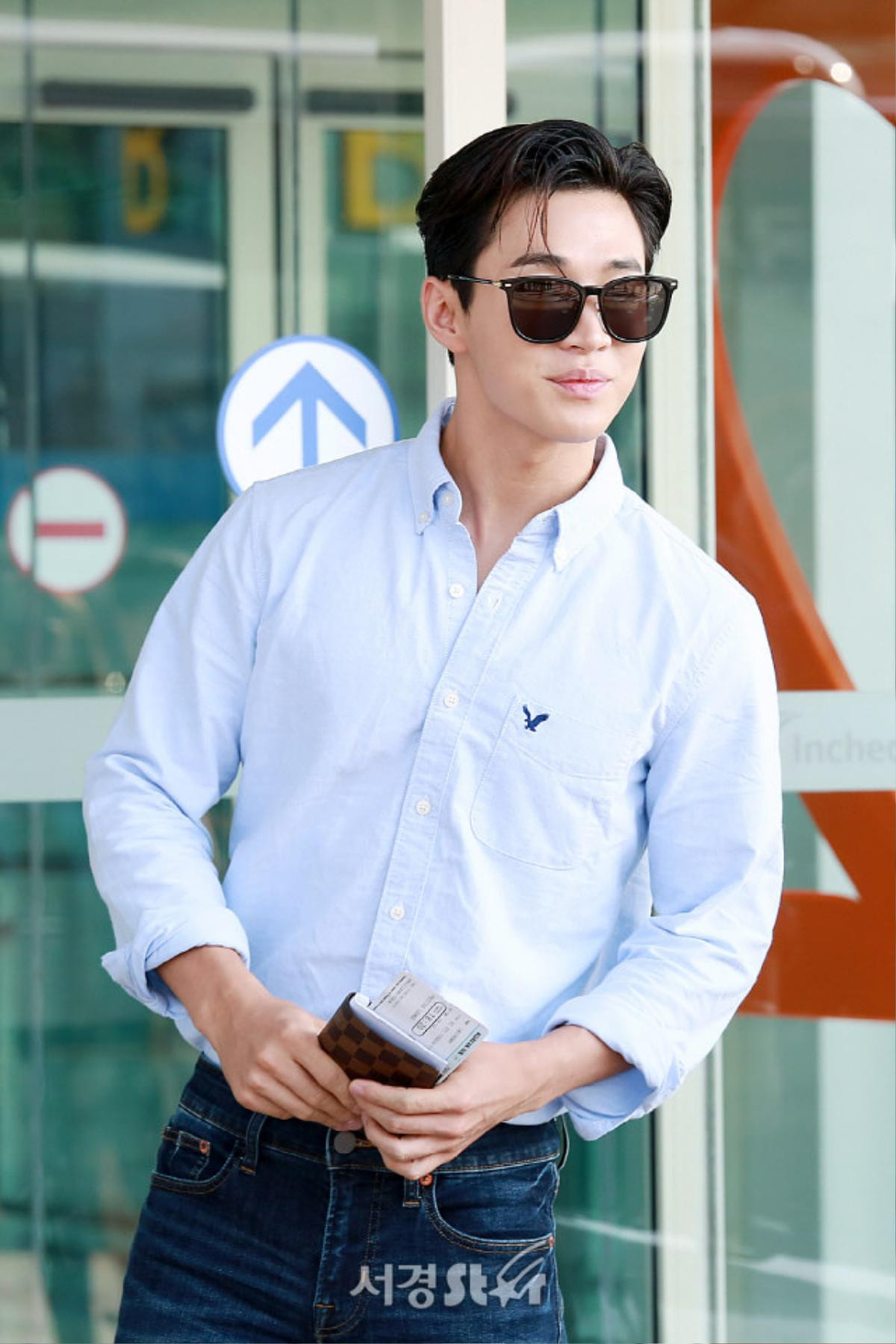 Park Seo Joon đi dép xỏ ngón 'đụng độ' con nhà tài phiệt đời thực Henry Lau tại sân bay Ảnh 17