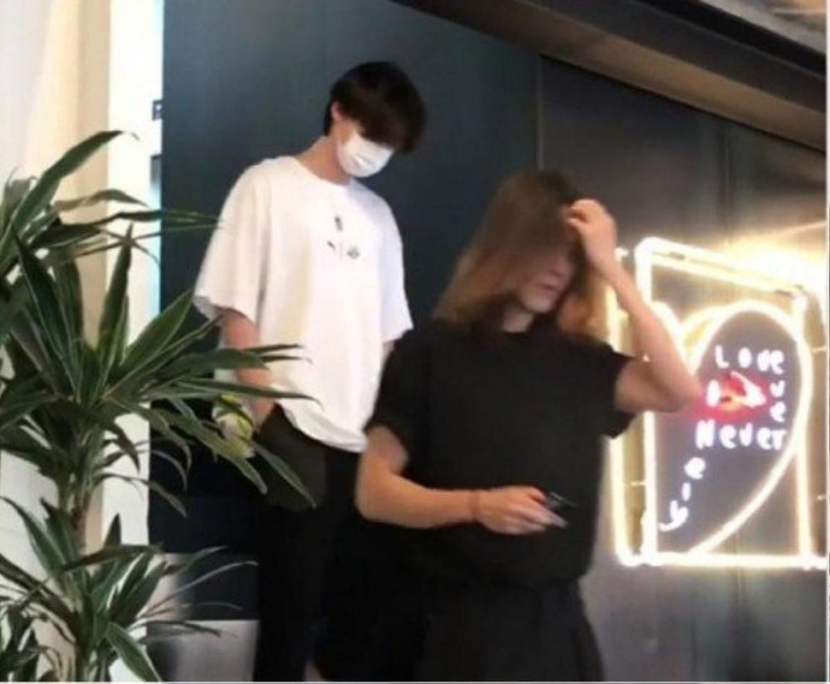 Phản ứng của khán giả Hàn với 'fancam' Kim Woo Bin nuôi tóc dài ngang vai 'hẹn hò' cùng Lee Jong Suk tại quán cà phê Ảnh 1