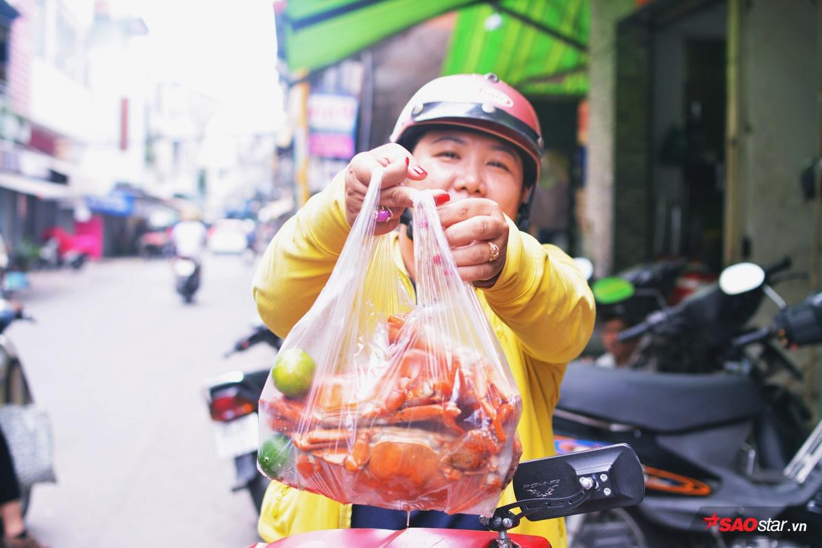 Khách chen lấn tranh mâm cua của dì Ba, nhiều người cố ý 'quên' trả tiền: 'Họ ăn mặc sang trọng, vậy mà nỡ làm thế…' Ảnh 1