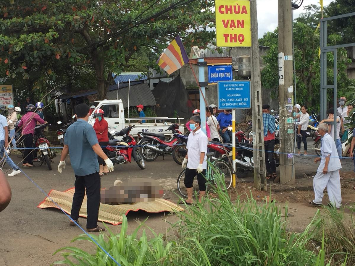 Tá hỏa phát hiện thi thể người đàn ông đang phân hủy bốc mùi hôi thối tại mương nước Ảnh 1