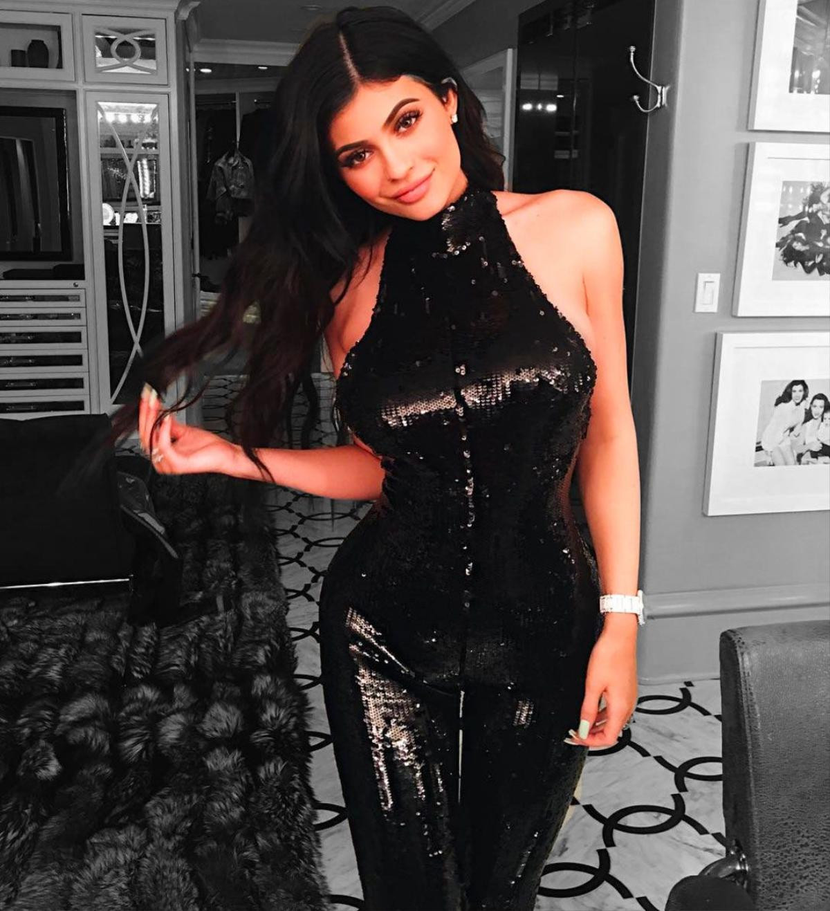 Vì sao Kylie Jenner nghiền jumpsuit bó chẽn như tức thở nhưng chưa bao giờ mắc lỗi phản cảm? Ảnh 10