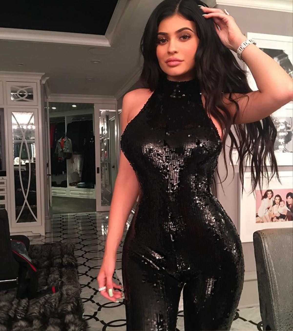 Vì sao Kylie Jenner nghiền jumpsuit bó chẽn như tức thở nhưng chưa bao giờ mắc lỗi phản cảm? Ảnh 19