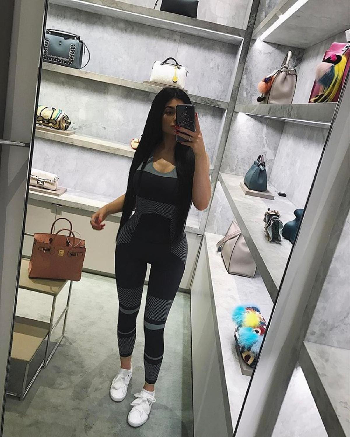 Vì sao Kylie Jenner nghiền jumpsuit bó chẽn như tức thở nhưng chưa bao giờ mắc lỗi phản cảm? Ảnh 17