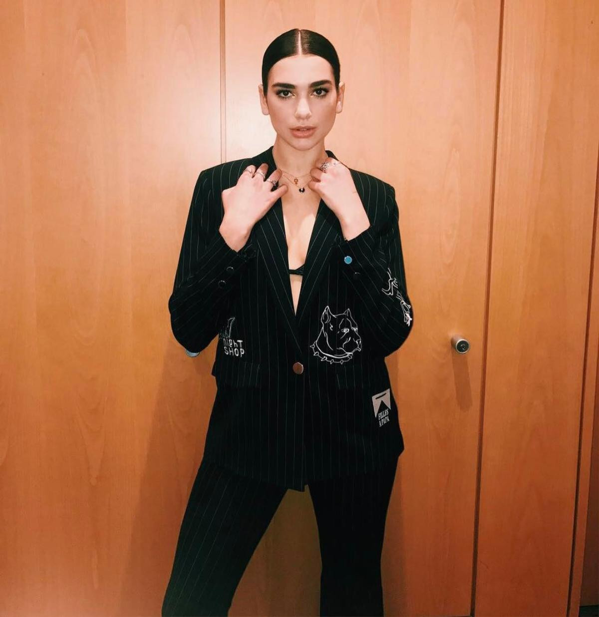 Dua Lipa - Ngôi sao làng nhạc nhưng cứ mặc gì là thành hot trend ngay và luôn! Ảnh 10