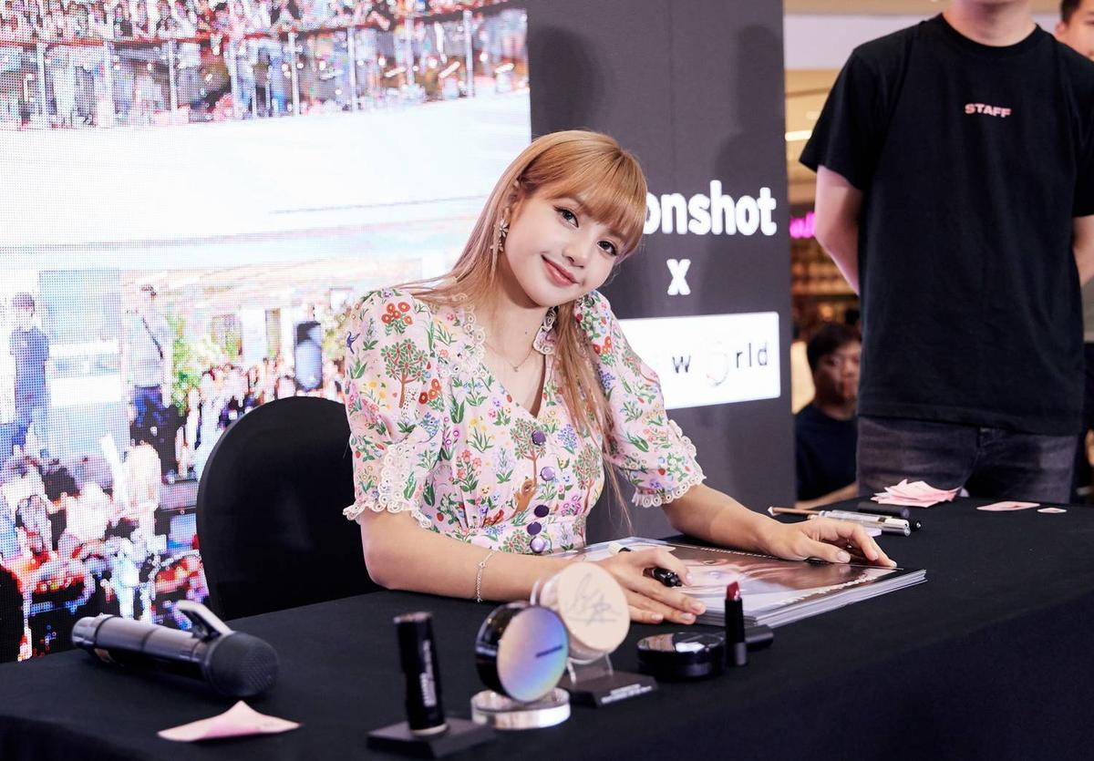 Tất cả đều biết Lisa (BlackPink) bật khóc tại fansign Thái nhưng lý do thì không phải ai cũng tỏ tường Ảnh 1