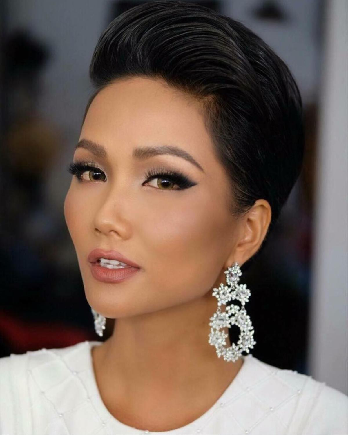 Đã tìm ra vũ khí đắc lực giúp H'Hen Niê hack chiều cao thành công để không bị lép vế tại Miss Universe Ảnh 3