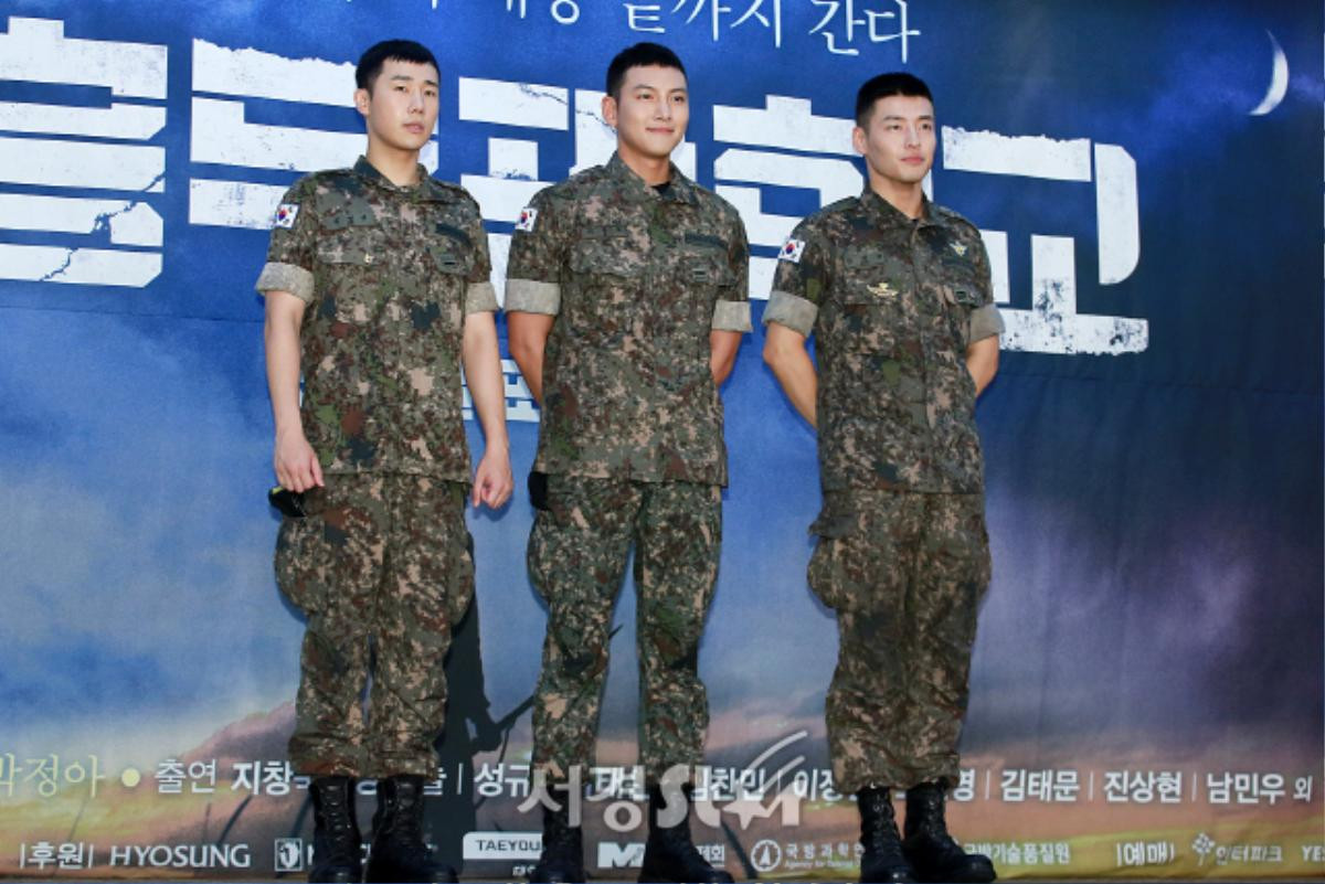 Diện trang phục quân đội, Ji Chang Wook - Kang Ha Neul và Sunggyu (Infinite) vẫn tỏa sáng tại buổi họp báo nhạc kịch Ảnh 3