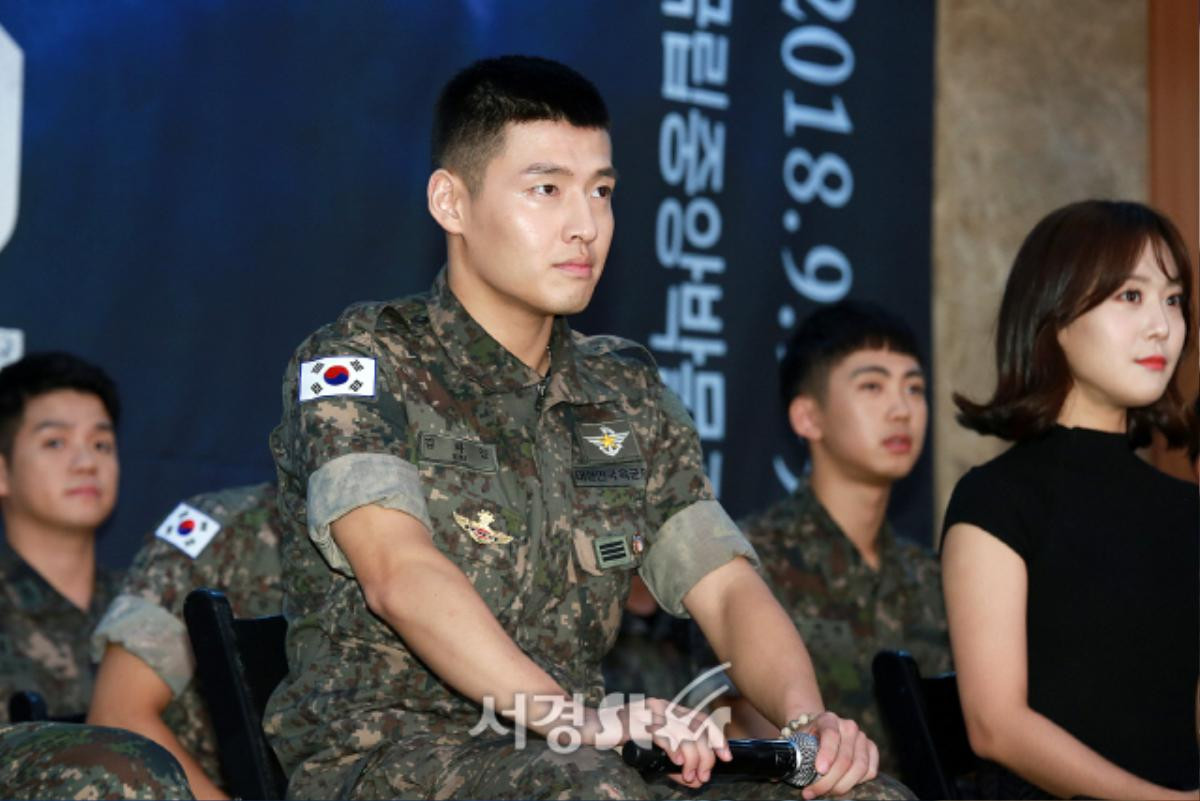 Diện trang phục quân đội, Ji Chang Wook - Kang Ha Neul và Sunggyu (Infinite) vẫn tỏa sáng tại buổi họp báo nhạc kịch Ảnh 17