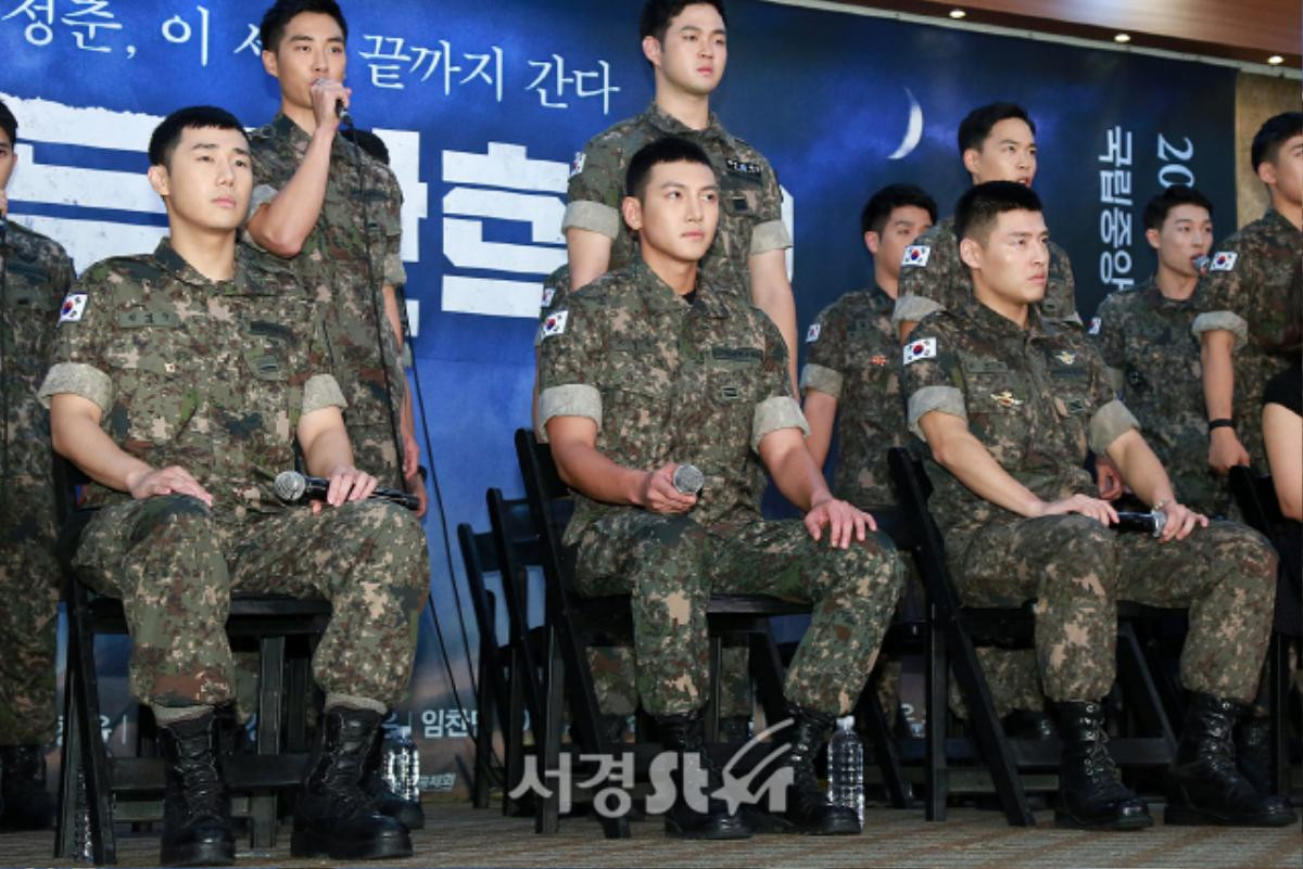 Diện trang phục quân đội, Ji Chang Wook - Kang Ha Neul và Sunggyu (Infinite) vẫn tỏa sáng tại buổi họp báo nhạc kịch Ảnh 33