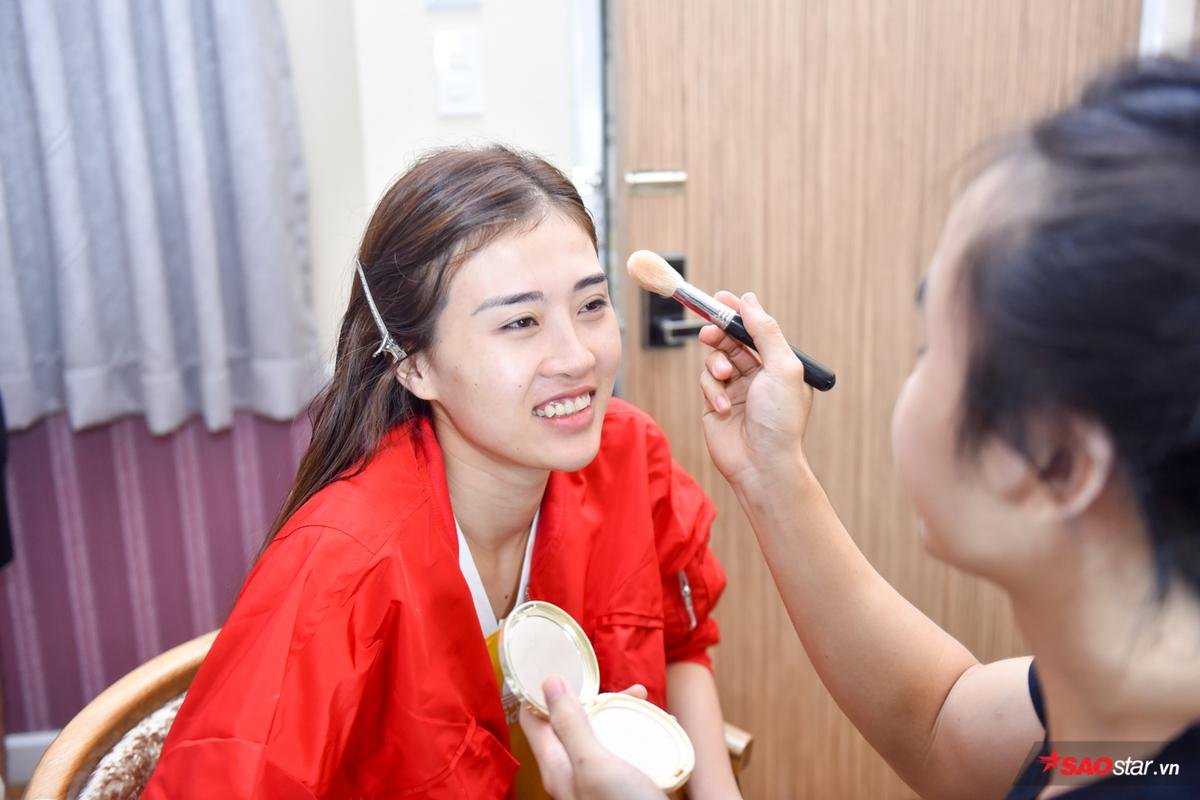 Siêu mẫu Việt Nam 2018: Không thể nhịn cười với cảnh thí sinh vừa ngủ vừa make-up Ảnh 3