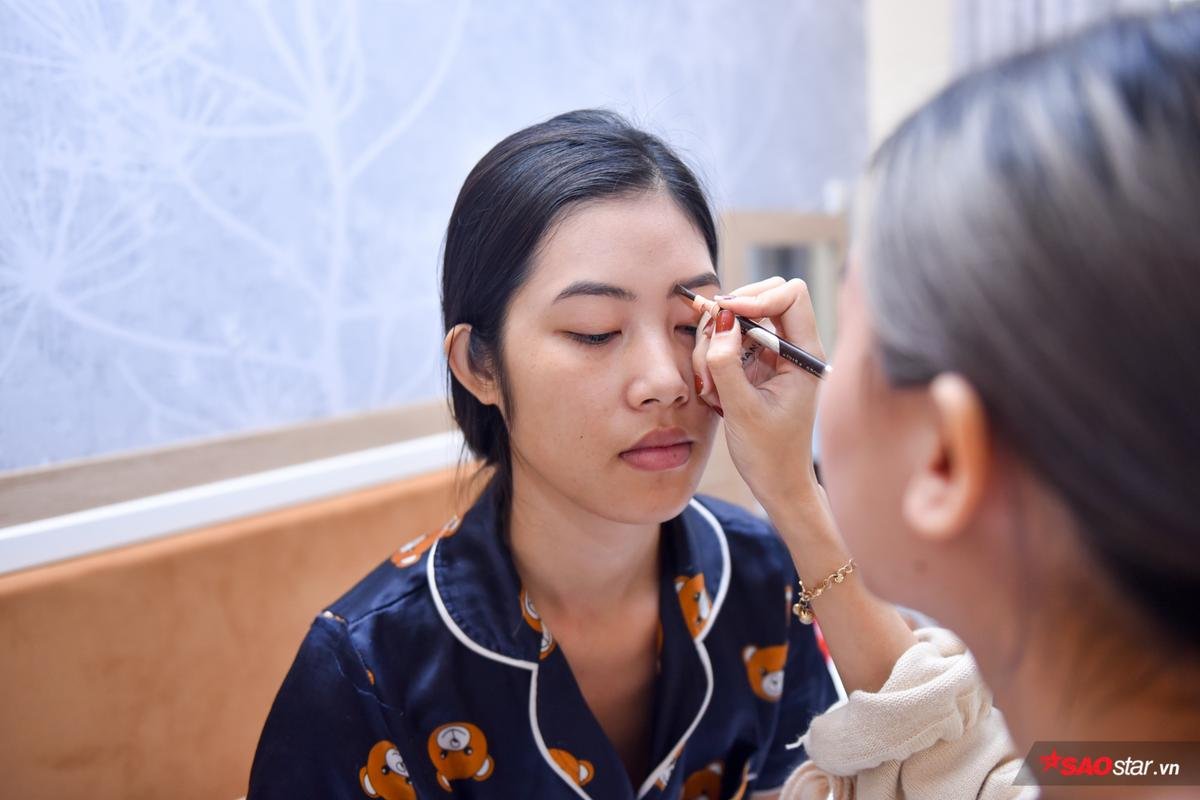 Siêu mẫu Việt Nam 2018: Không thể nhịn cười với cảnh thí sinh vừa ngủ vừa make-up Ảnh 9